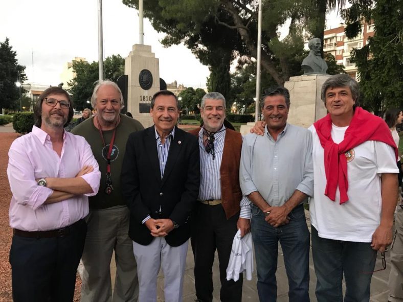 García Cafi en Lobos con el Intendente y miembros de la asociación.